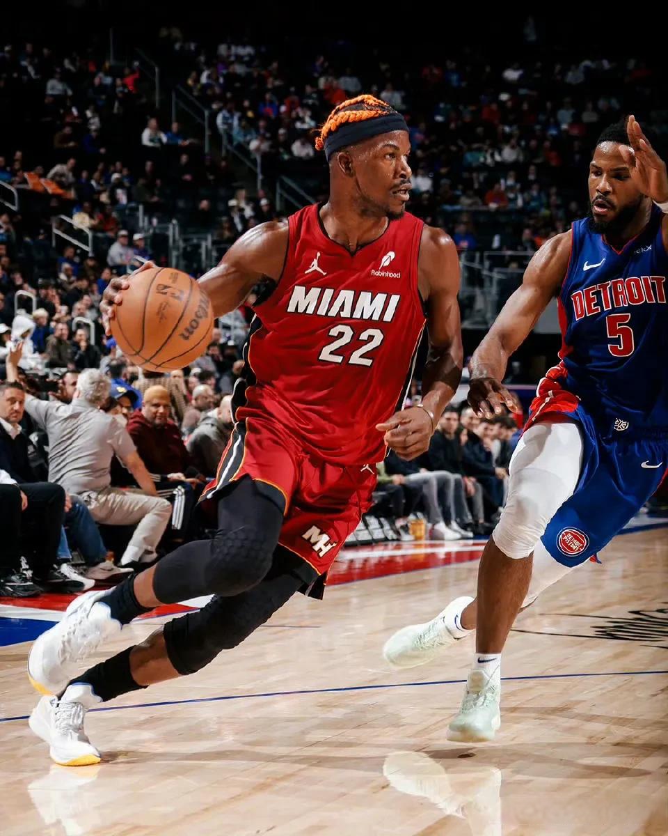 巴特勒重返赛场,出色发挥首场状态出色,皇家马德里观众沸腾!引发球迷热议(吉米巴特勒56分回放) 巴特勒重返赛场,出色发挥首场状态出色,皇家马德里观众沸腾!引发球迷热议(吉米巴特勒56分回放)